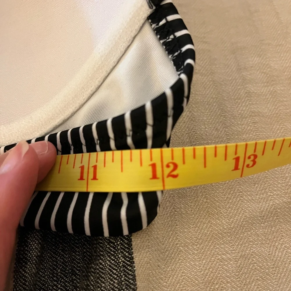 Shade & Shore black and white bathing suit top. Size 34C.